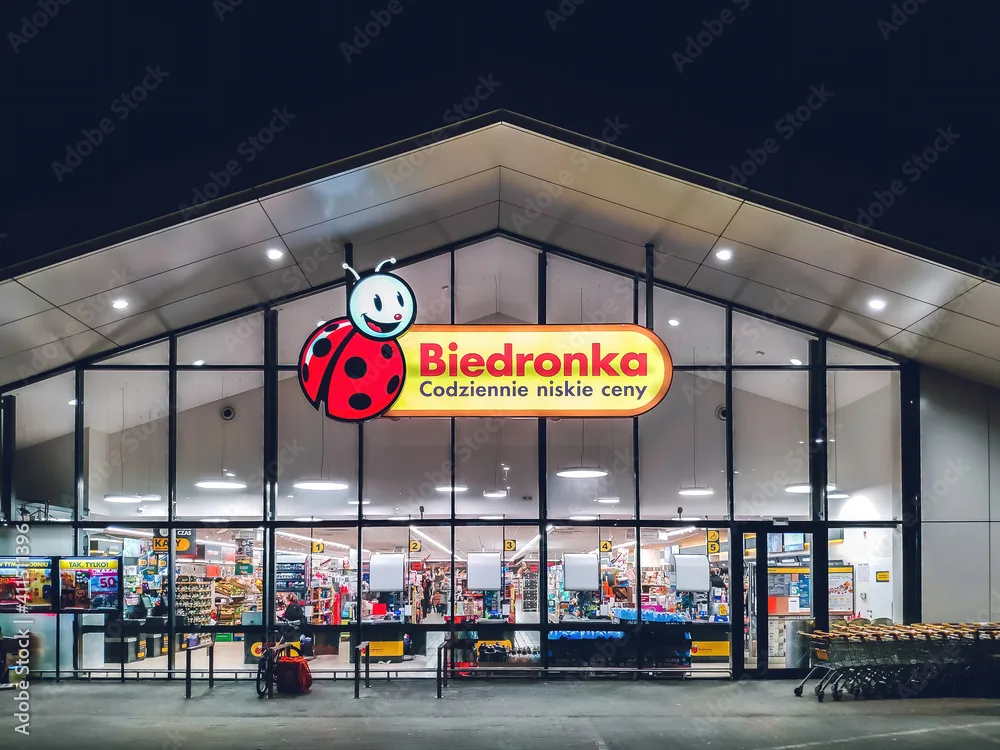 Biedronka Sklepy (викладка товарів на полиці у магазині) — Stryków 95-010
